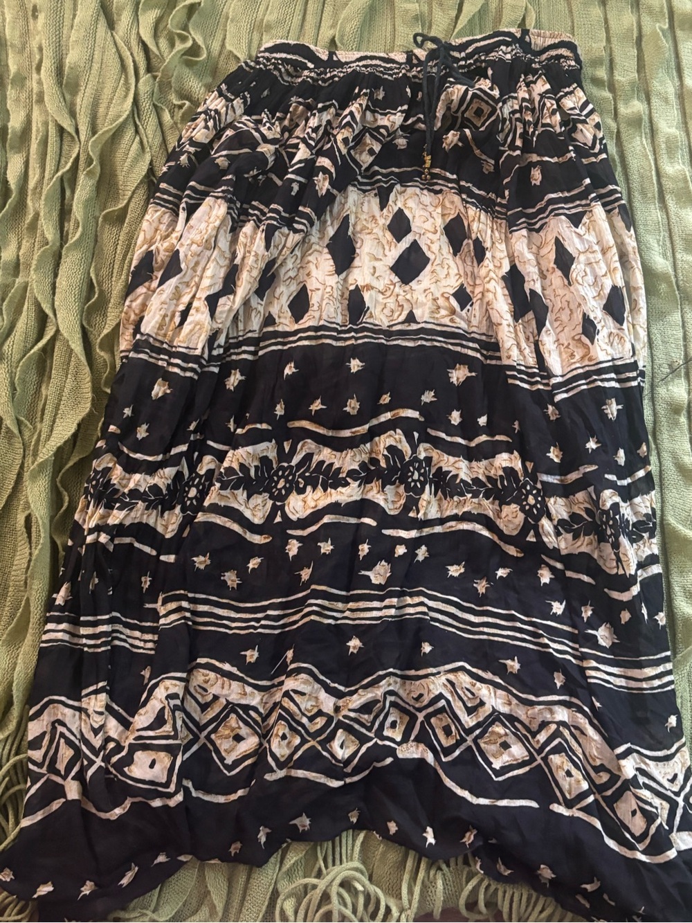 Black and gold skirt!